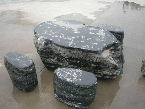 石桌石凳是用什么品种的石材打造出来的？