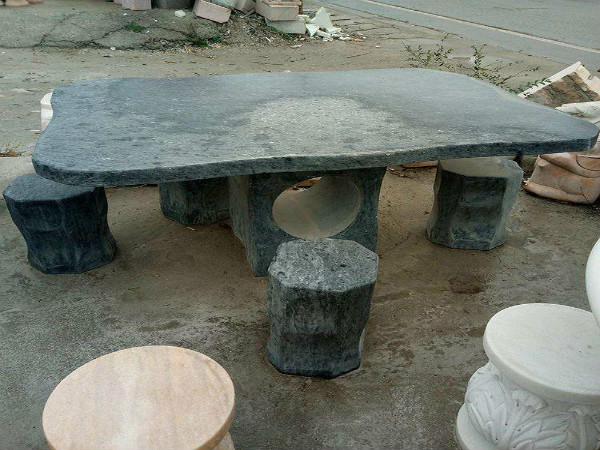 您知道什么时候养护石桌石凳为合适吗